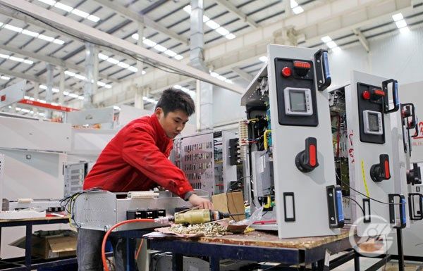 滚球赛事直播网站技术人员正在操作现代化电气设备。宋荣成 摄.JPG.jpg